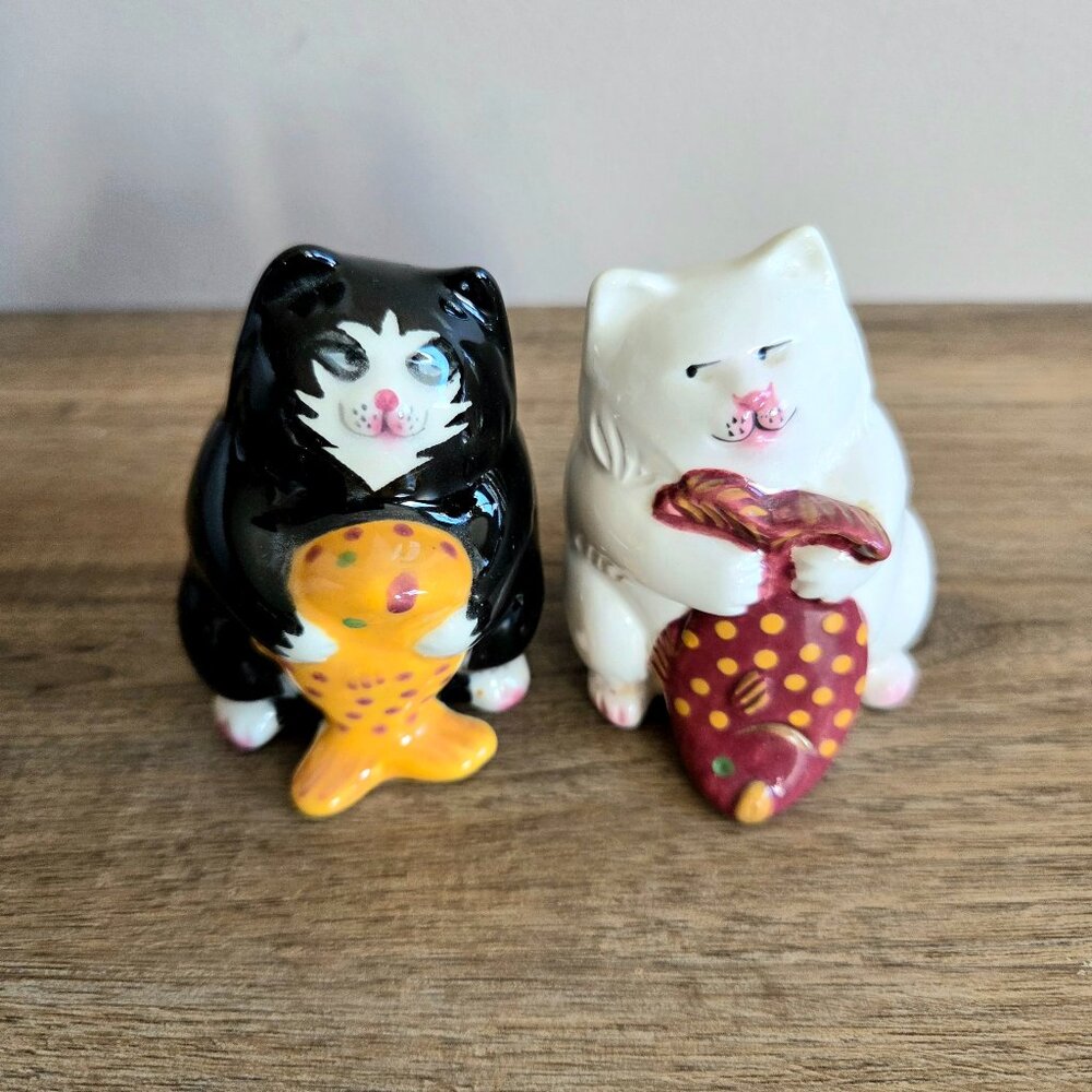 Vintage cats holding fish ceramic salt & pepper shakers. Made in Philippines.